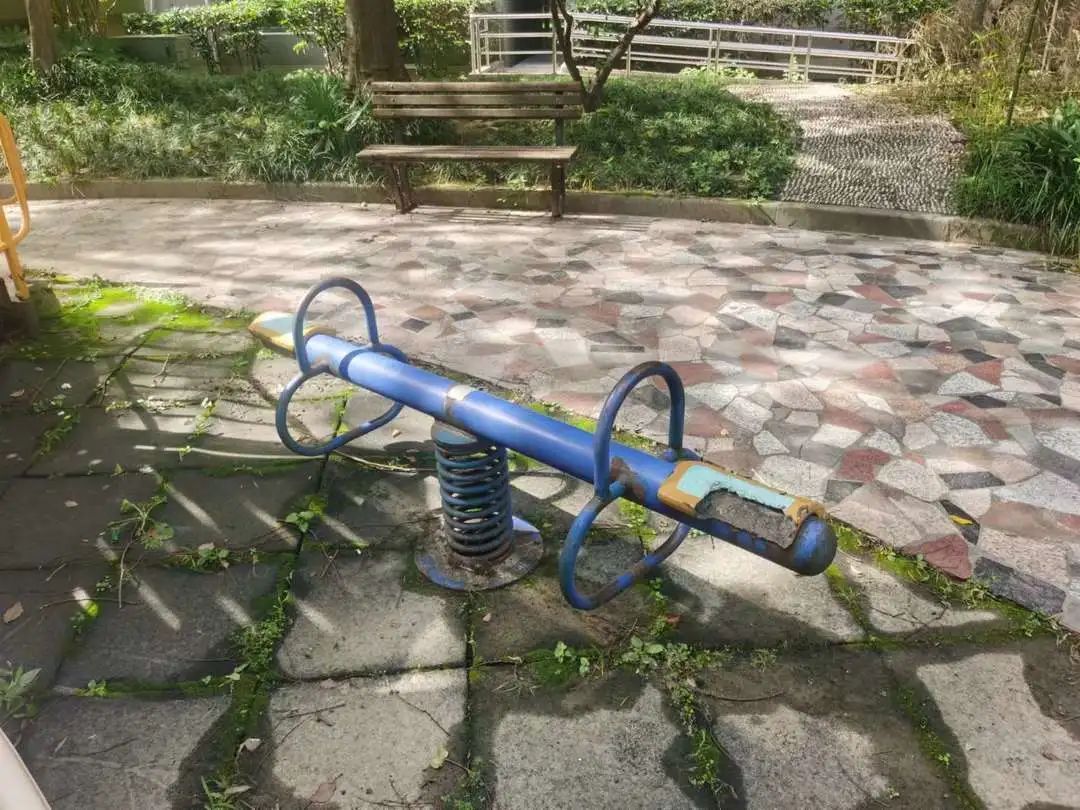 在兰州安宁区亚泉湾小区有一间不足十平米的“爱心小木屋”。每逢周末年过七旬的段叔总会准时坐在那台老旧的砂轮磨刀机前伴随着“滋滋”的打磨声一把把锈迹斑斑的菜刀、剪刀在他手中重新变得锋利锃亮。这看似平凡的磨刀服务段叔已(图1)